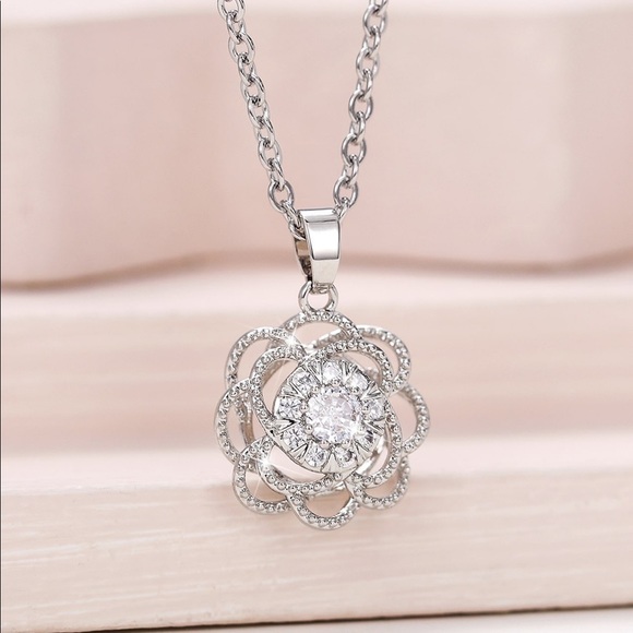 Jewelry - Zircon Flower Pendant Necklace